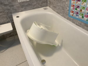 永和のベビーバスを使用後たてかけて乾かしている画像